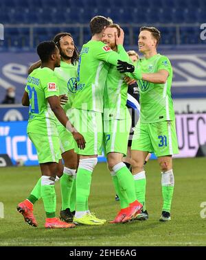Bielefeld, Deutschland. Februar 2021, 19th. Maximilian Arnold (2nd, R) aus Wolfsburg feiert mit seinen Teamkollegen einen Torreigen bei einem Bundesliga-Fußballspiel zwischen DSC Arminia Bielefeld und dem VfL Wolfsburg in Bielefeld, Deutschland, 19. Februar 2021. NUR FÜR REDAKTIONELLE ZWECKE. DEUTSCHLAND AUS. Quelle: Ulrich Hufnagel/Xinhua/Alamy Live News Stockfoto