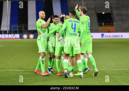 Bielefeld, Deutschland. Februar 2021, 19th. Wolfsburger Spieler feiern den Torreigen bei einem Bundesliga-Fußballspiel zwischen DSC Arminia Bielefeld und VfL Wolfsburg in Bielefeld, Deutschland, 19. Februar 2021. NUR FÜR REDAKTIONELLE ZWECKE. DEUTSCHLAND AUS. Quelle: Ulrich Hufnagel/Xinhua/Alamy Live News Stockfoto