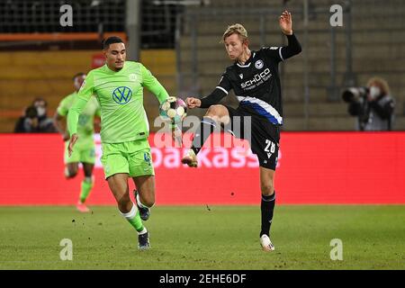 Bielefeld, Deutschland. Februar 2021, 19th. Maxence Lacroix (L) aus Wolfsburg siecht mit Michel VLAP aus Bielefeld während eines Bundesliga-Fußballspiels zwischen DSC Arminia Bielefeld und VfL Wolfsburg in Bielefeld, Deutschland, 19. Februar 2021. NUR FÜR REDAKTIONELLE ZWECKE. DEUTSCHLAND AUS. Quelle: Ulrich Hufnagel/Xinhua/Alamy Live News Stockfoto