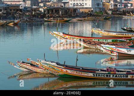 Januar 01 2010, Saint Louis, Senegal : schöne Aussicht auf saintt Louis im Senegal mit traditionellen Fischerbooten Stockfoto