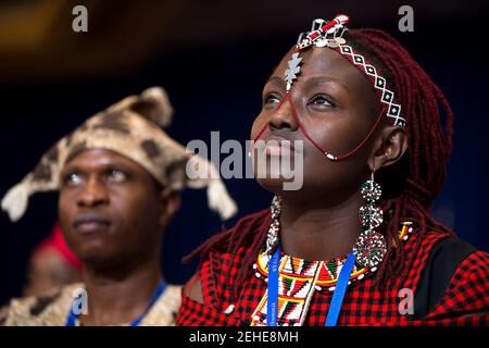 Josephine Kulea (Kenia) und Zuschauer hören, wie Präsident Barack Obama Bemerkungen während eines jungen afrikanischen Führer Initiative (YALI) Rathaus in Washington, D.C., 28. Juli 2014 liefert. Stockfoto