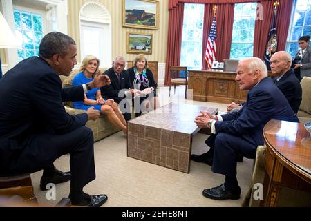 Präsident Barack Obama trifft sich am 45th. Jahrestag der ersten Mondlandung im Oval Office am 22. Juli 2014 mit Mitgliedern der Apollo 11-Besatzung. Im Uhrzeigersinn vom Präsidenten sitzen: Carol Armstrong, die Witwe von Neil Armstrong; NASA-Administrator Charles Bolden; Patricia Falcone, stellvertretende Direktorin für nationale Sicherheit und internationale Angelegenheiten, Büro für Wissenschaft und Technologiepolitik; und die Astronauten Michael Collins und Buzz Aldrin. Stockfoto