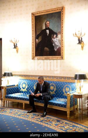 Präsident Barack Obama blickt auf seine Notizen im Blue Room vor dem US-Afrika Leaders Summit Dinner im Weißen Haus am 5. August 2014. Stockfoto