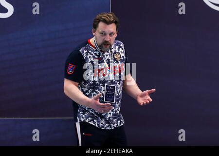 ROTTERDAM, NIEDERLANDE - FEBRUAR 19: Cheftrainer Sergej Evstignejew von Russland während der Olympischen Wasserball Qualification Tournament 2021 Spiel dazwischen Stockfoto