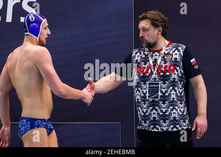 ROTTERDAM, NIEDERLANDE - FEBRUAR 19: Konstantin Charkow aus Russland, Cheftrainer Sergej Evstignejew aus Russland während der olympischen Wasserball-Qualifikation Stockfoto