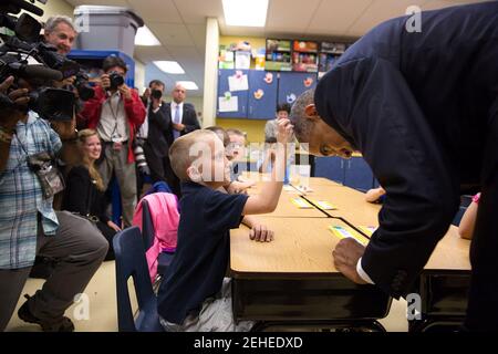 Präsident Barack Obama ermöglicht Erstklässler Edwin Caleb, seine Haare bei einem Klassenzimmer Besuch in Clarence Tinker Elementary School MacDill Air Force Base in Tampa, Florida, 17. September 2014 zu berühren. Stockfoto