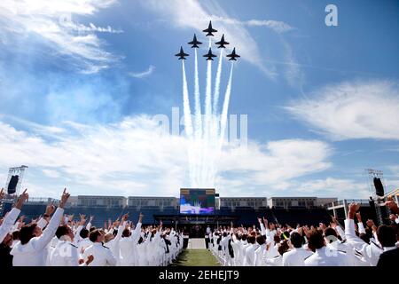 Die Blue Angels der United States Navy fliegen über die Eröffnungszeremonie der Naval Academy 2009 in Delta Formation in Annapolis, MD., 22. Mai 2009. Stockfoto