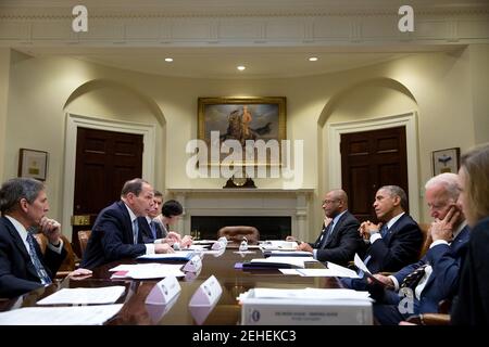 Präsident Barack Obama, mit Vize-Präsident Joe Biden, tagt ein Kabinett Engagement Treffen mit Veterans Affairs Secretary Robert A. McDonald im Roosevelt Room des weißen Hauses, 5. November 2014. Stockfoto