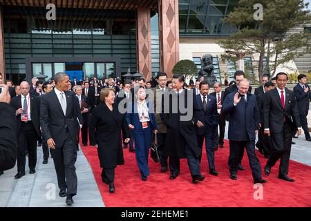 Präsident Barack Obama und asiatisch-pazifischen wirtschaftlichen Zusammenarbeit (APEC) Führer verlassen das internationale Kongresszentrum zur Teilnahme an einer Baumpflanzaktion Zeremonie in Peking, China, 11. November 2014. Zu Fuß, mit dem Präsidenten zählen: Präsidentin Michelle Bachelet, Chile; Präsident Xi Jinping, China; Sultan Haji Hassanal Bolkiah, Brunei Darussalam; Präsident Vladimir Putin und Präsident Joko Widodo, Indonesien. Stockfoto