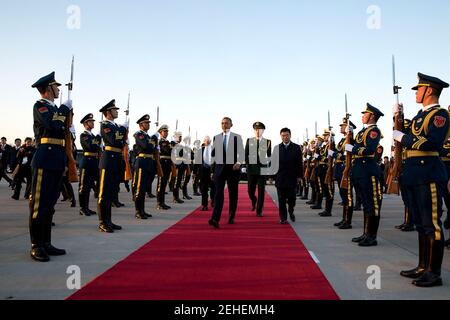 Präsident Barack Obama ist zu Air Force One von Außenminister Wang Yi am Beijing Capital International Airport, vor der Abreise aus Peking, China auf dem Weg nach Burma, 12. November 2014 begleitet. Stockfoto