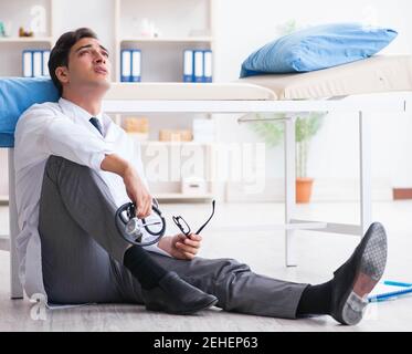 Der Arzt sitzen auf dem Boden im Krankenhaus Stockfoto