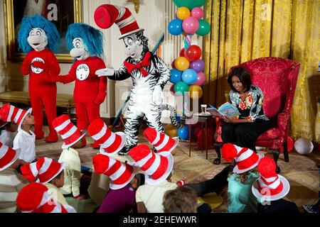First Lady Michelle Obama empfängt lokale Studenten für eine spezielle Lesung von Dr. Seuss's "Oh, die Dinge, die Sie tun können, sind gut für Sie: Alles über gesund zu bleiben", während eines "Let's move!" Veranstaltung im Ostsaal des Weißen Hauses, 21. Januar 2015. Stockfoto