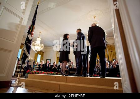 Präsident Barack Obama schüttelt die Hände mit Richterin Sonia Sotomayor, nachdem er sie als seine Kandidatin für den Obersten Gerichtshof der Vereinigten Staaten bekannt gegeben hat, um den scheidenden Richter David Souter im East Room des Weißen Hauses zu ersetzen, 26. Mai 2009. Stockfoto