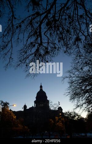 Austin, Usa . Februar 2021, 19th. Austin, Texas 19. Feb 2021: Die Sonne geht über einem Texas Capitol auf, das am sechsten Tag des Winterwetters, das viel von einem unvorbereiteten Lone Star Zustand gelähmt hat, abgedunkelt wurde, um Energie zu sparen. Wärmeres Wetter wird es Texanern ermöglichen, umfangreiche Schäden an Wassersystemen, Bäumen und Straßen zu kontrollieren. Kredit: Bob Daemmrich/Alamy Live Nachrichten Stockfoto