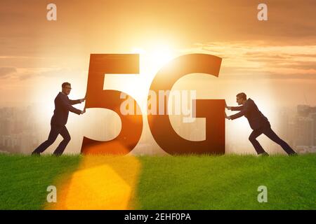 5G Kommunikationsnetzkonzept mit den Silhouetten Stockfoto