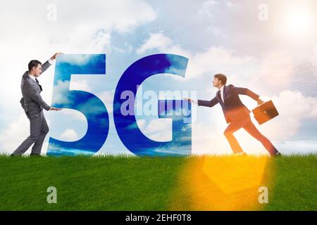 5G Kommunikationsnetzkonzept mit den Silhouetten Stockfoto