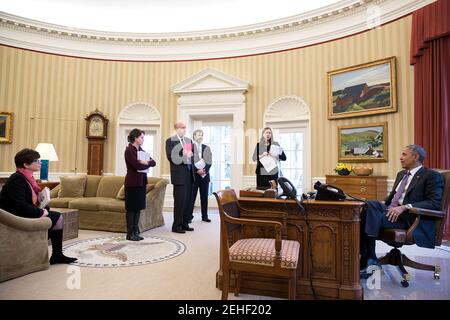 Präsident Barack Obama preps zu einem Treffen mit zwei Parteimitgliedern des Kongresses, um die Reform der Strafjustiz zu diskutieren, im Oval Office, 24. Februar 2015. Die Teilnehmer von links sind: Senior Advisor Valerie Jarrett; Cecilia Muñoz, Direktorin des Rates für Innenpolitik; Neil Eggleston, Counsel des Präsidenten; Joshua Pollack, Senate Legislative Affairs Liaison und Katie Beirne Fallon, Direktorin für Legislative Angelegenheiten. Stockfoto