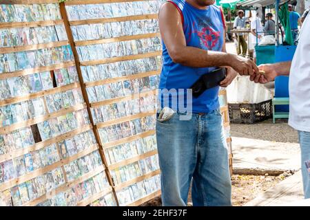 Ein Mann, der auf der Straße hausgemachte Sachen verkauft, Cuba 2014 Stockfoto