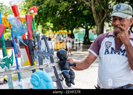 Ein Mann, der auf der Straße hausgemachte Sachen verkauft, Cuba 2014 Stockfoto