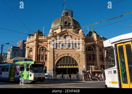 Straßenbahnen fahren am Bahnhof Flinders Street in Melbourne, Victoria, Australien vorbei Stockfoto