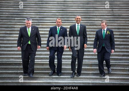 Präsident Barack Obama und Premierminister (Taoiseach) Enda Kenny von Irland, rechts, werden von Rep. Peter King, R-N.Y., links, und dem Sprecher des Repräsentantenhauses John Boehner eskortiert, während sie ein St. Patrick's Day Mittagessen im US-Kapitol in Washington, D.C., 17. März 2015 verlassen. Stockfoto