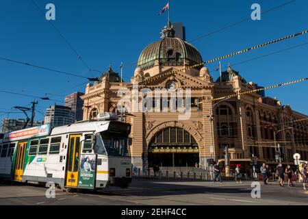 Eine Straßenbahn fährt am Bahnhof Flinders Street in Melbourne, Victoria, Australien vorbei Stockfoto