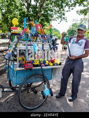 Ein Mann, der auf der Straße hausgemachte Sachen verkauft, Cuba 2014 Stockfoto