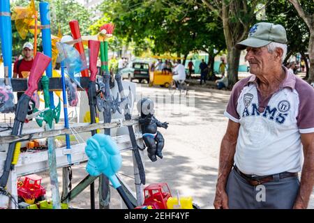 Ein Mann, der auf der Straße hausgemachte Sachen verkauft, Cuba 2014 Stockfoto