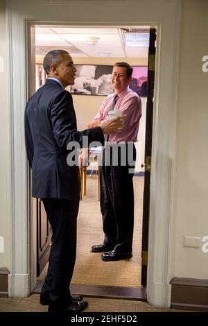 Präsident Barack Obama spricht mit Terry Szuplat, Senior Director für Speechwriting und Senior Presidential Redenschreiber, im Westflügel des weißen Hauses, 23. März 2015. Stockfoto