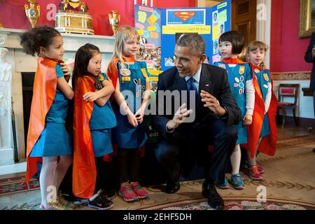 Präsident Barack Obama betrachtet die wissenschaftlichen Ausstellungen während der Wissenschaftsmesse 2015 im Weißen Haus, die die Gewinner einer breiten Palette von Wettbewerben in den Bereichen Wissenschaft, Technologie, Ingenieurwesen und Mathematik (STEM) im Red Room am 23. März 2015 feiert. Der Präsident spricht mit Emily Bergenroth, Alicia Cutter, Karissa Cheng, Addy O'Neal und Emery Dodson, Alle sechs Jahre alten Girl Scouts, aus Tulsa, Oklahoma. Sie verwendeten Lego-Stücke und entwarfen einen batteriebetriebenen Seitenwender, um Menschen zu helfen, die gelähmt sind oder Arthritis haben. Stockfoto