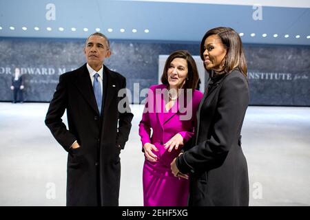 Präsident Barack Obama und First Lady Michelle Obama sprechen mit Vicki Kennedy, Witwe von Senator Ted Kennedy, bei der Ankunft für das Engagement des Edward M. Kennedy-Instituts für den Senat der Vereinigten Staaten in Boston, Massachusetts, 30. März 2015. Stockfoto