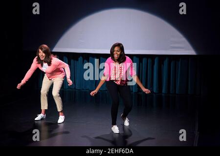 First Lady Michelle Obama und Jimmy Fallon spielen die "Evolution of Mom Dance II" für die "Tonight Show" mit Jimmy Fallon in New York, NY, 2. April 2015. Stockfoto