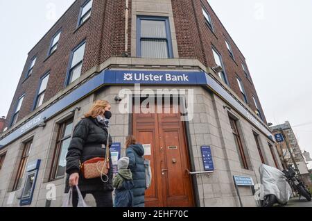 Dublin, Irland. Februar 2021, 19th. Die Menschen gehen an der Ulster Bank Filiale in Ranelagh, Dublin vorbei. Ulster Bank bestätigte heute einen Rückzug aus dem irischen Markt. Die Bank wird nach 160 Jahren ihre Türen schließen. Die Ulster Bank gehört dem britischen Kreditgeber NatWest und hat hier 1,1 Millionen Kunden sowie 2.800 Mitarbeiter in 88 Filialen im ganzen Land. Kredit: SOPA Images Limited/Alamy Live Nachrichten Stockfoto