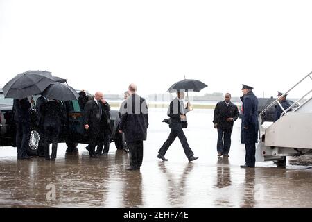 Präsident Barack Obama trägt einen Regenschirm an Bord der Air Force One am Charlotte Douglas International Airport vor der Abfahrt von Charlotte, N.C., 15. April 2015. Stockfoto
