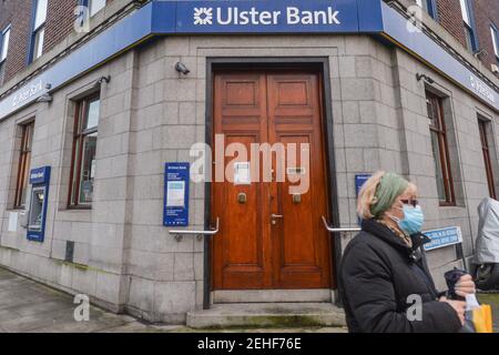 Dublin, Irland. Februar 2021, 19th. Eine Frau mit Gesichtsmaske geht an der Ulster Bank Filiale in Ranelagh, Dublin vorbei. Ulster Bank bestätigte heute einen Rückzug aus dem irischen Markt. Die Bank wird nach 160 Jahren ihre Türen schließen. Die Ulster Bank gehört dem britischen Kreditgeber NatWest und hat hier 1,1 Millionen Kunden sowie 2.800 Mitarbeiter in 88 Filialen im ganzen Land. Kredit: SOPA Images Limited/Alamy Live Nachrichten Stockfoto