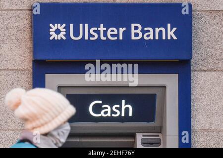 Dublin, Irland. Februar 2021, 19th. Eine Frau geht am Geldautomaten der Ulster Bank in Ranelagh, Dublin, vorbei. Ulster Bank bestätigte heute einen Rückzug aus dem irischen Markt. Die Bank wird nach 160 Jahren ihre Türen schließen. Die Ulster Bank gehört dem britischen Kreditgeber NatWest und hat hier 1,1 Millionen Kunden sowie 2.800 Mitarbeiter in 88 Filialen im ganzen Land. Kredit: SOPA Images Limited/Alamy Live Nachrichten Stockfoto