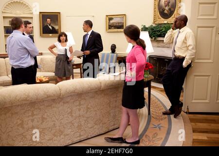 Präsident Barack Obama trifft sich mit Beratern im Oval Office, 28. Mai 2009. Rechts ist Reggie Love, Präsident Obamas persönlicher Helfer. Stockfoto