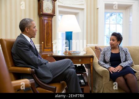 Präsident Barack Obama trifft sich mit Attorney General Loretta Lynch im Oval Office, 27. April 2015. Stockfoto