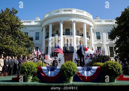 Präsident Barack Obama hält während der Zeremonie zur Ankunft des japanischen Premierministers Shinzo Abe auf dem Südrawn des Weißen Hauses am 28. April 2015 eine Rede. Stockfoto