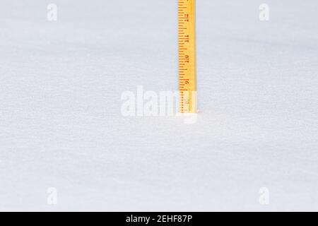 Messstab für Schnee nach Wintersturm. Konzept von Winterwetter, Schneesturm und Wettervorhersage Stockfoto