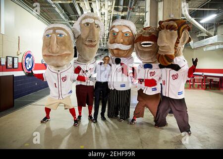 11. Juni 2015 "Wir hatten gerade beim jährlichen Kongress-Baseball-Spiel im Nationals Park angehalten und wir fuhren schon unter das Stadion. Der Präsident bat den Geheimdienst, die Autokolonne zu stoppen, als er die Racing Presidents entdeckte (sie treten bei jedem Spiel in einem Rennen gegeneinander an). Mein Fahrzeug war 100 Fuß voraus, also sprang ich aus und rannte zurück in der Zeit, um sie in einem Gruppenfoto für die Nachwelt zu fangen." Stockfoto