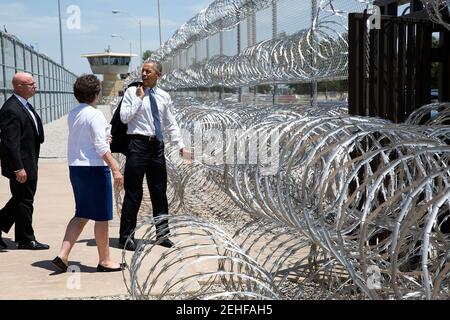 16. Juli 2015 "im Juli wurde der Präsident der erste sitzende Präsident, der ein Bundesgefängnis besuchte. Hier verlässt der Präsident die El Reno Federal Correctional Institution in Oklahoma mit Valerie Jarrett und dem Geheimagenten Rob Buster." Stockfoto