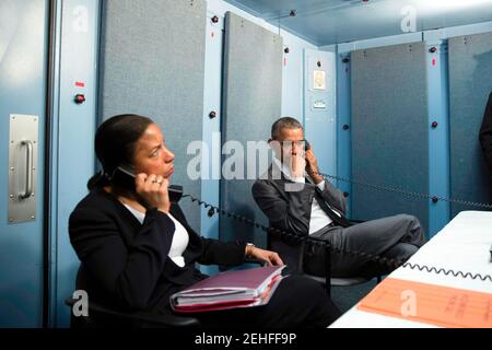 Präsident Barack Obama und National Security Advisor Susan E. Rice telefonieren mit Homeland Security Advisor Lisa Monaco, ein Update auf einen terroristischen Anschlag in Brüssel, Belgien zu erhalten. Der Präsident hat den Anruf von der Residenz des US Chief of Mission in Havanna, Kuba, 22. März 2016. Stockfoto