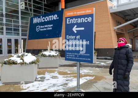 Grand Rapids, Michigan - die West Michigan Covid-19 Impfklinik im DeVos Place Kongresszentrum. Stockfoto