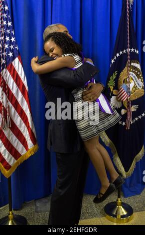 Präsident Barack Obama umarmt Mari Copeny, 8, hinter den Kulissen an Northwestern High School in Flint, Michigan, 4. Mai 2016. Mari schrieb einen Brief an den Präsidenten über die Flint-Wasser-Krise. Stockfoto