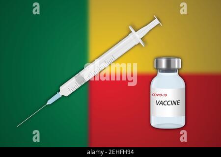 Spritze und Impffläschchen auf unscharfen Hintergrund mit Benin-Flagge, Vorlage für Impfbanner Stock Vektor