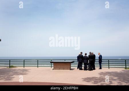 Präsident Barack Obama feiert den 65th. Jahrestag der D-Day-Invasion mit den Veteranen Clyde Combs und Ben Franklin sowie dem französischen Präsidenten Nicolas Sarkozy, dem britischen Premierminister Gordon Brown, dem kanadischen Premierminister Stephen Harper und dem englischen Prinz Charles am 6. Juni 2009 Stockfoto