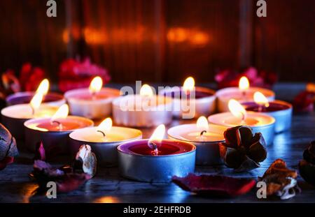 Kerzen und Blumen in Herzform Stockfoto