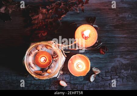 Flaches Einlegen von Kerzen auf den Tisch Stockfoto