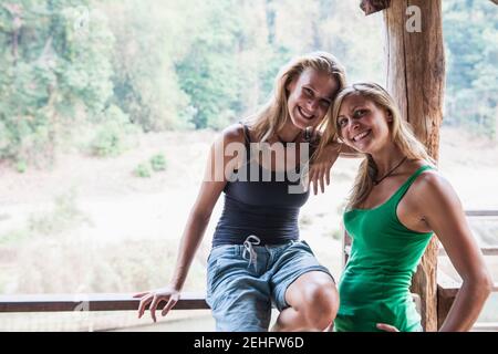 Porträt von zwei Freundinnen im Urlaub in Laos Stockfoto